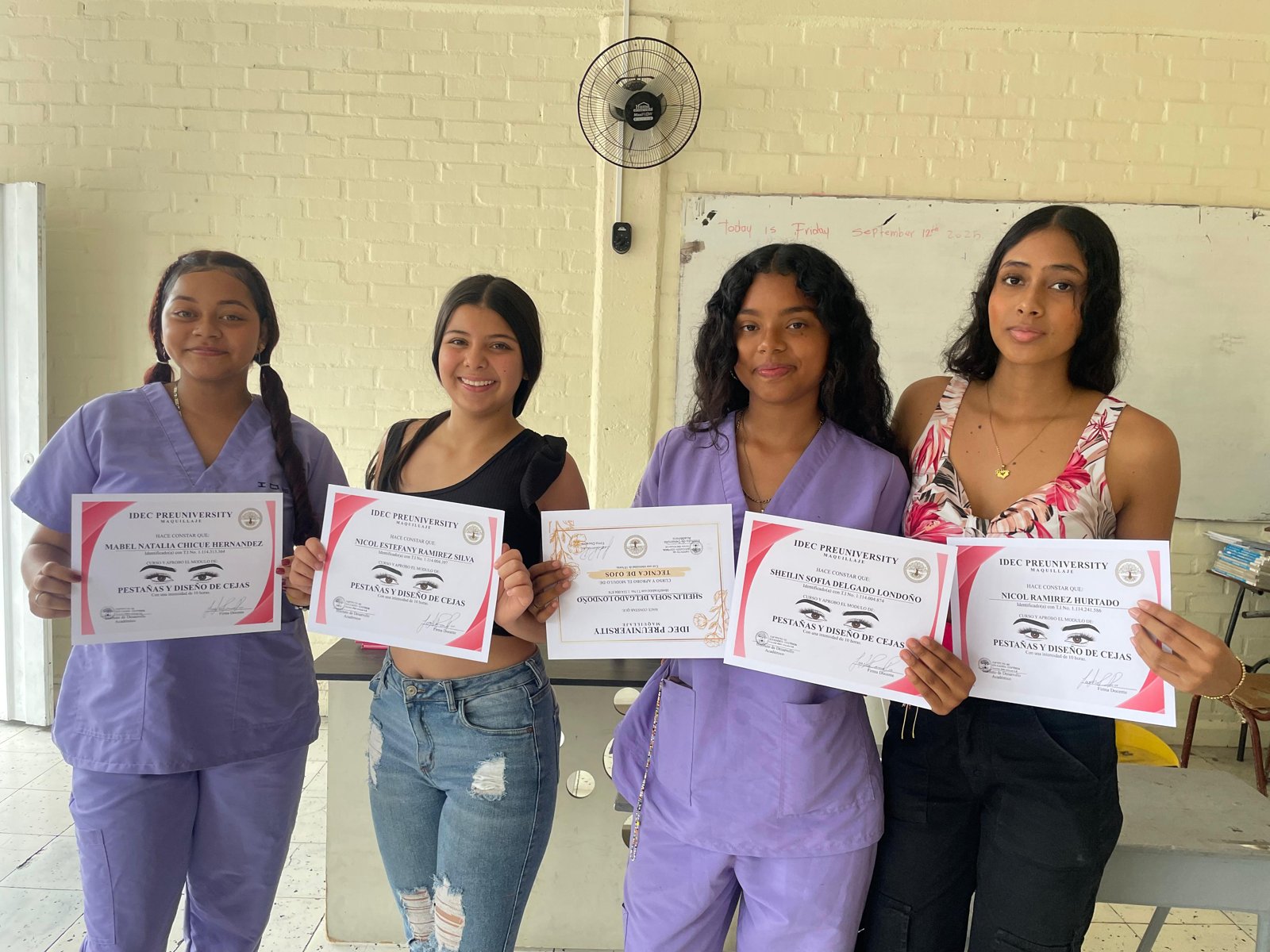Estudiantes IDEC recibiendo su certificación en maquillaje