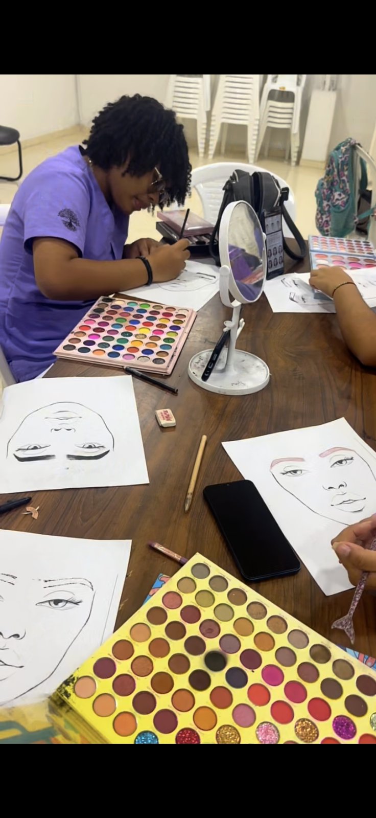 Estudiante IDEC practicando visagismo con ficha de rostro