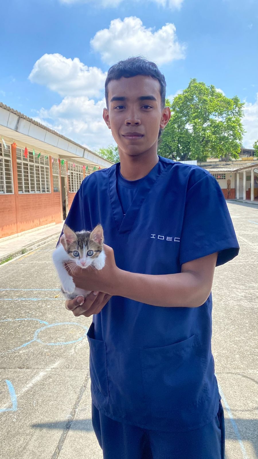 Estudiante IDEC sosteniendo un gatito en práctica de bienestar animal